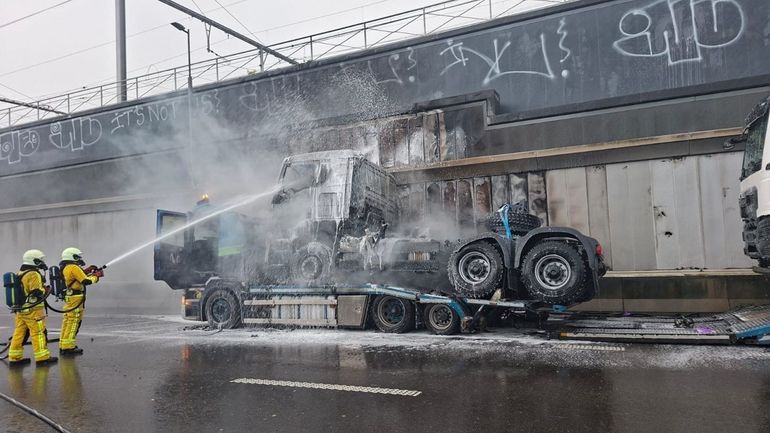 Liège : camion en feu dans la liaison E25, le tunnel de Cointe en partie fermé Liège : camion en feu dans la liaison E25, le tunnel de Cointe en partie fermé