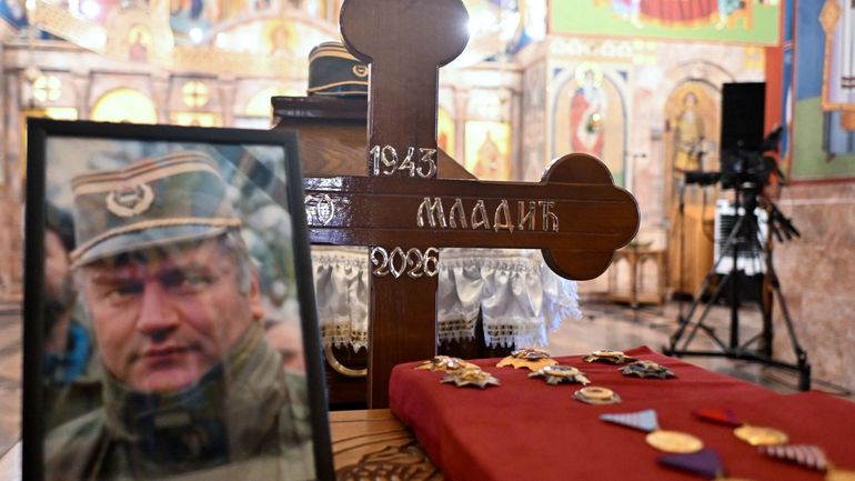 Serbie : le criminel de guerre Ratko Mladic, le "Boucher des Balkans", inhumé en grande pompe à Belgrade, l'UE condamne sa "glorification"