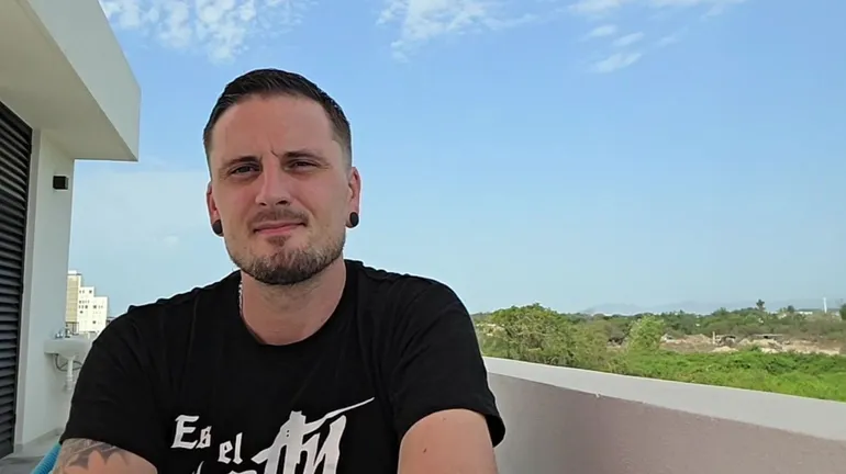 Jonathan Jallet est originaire de Bruxelles et habite au Mexique depuis 9 ans. Il est photographe de mariage à Puerto Vallarta.