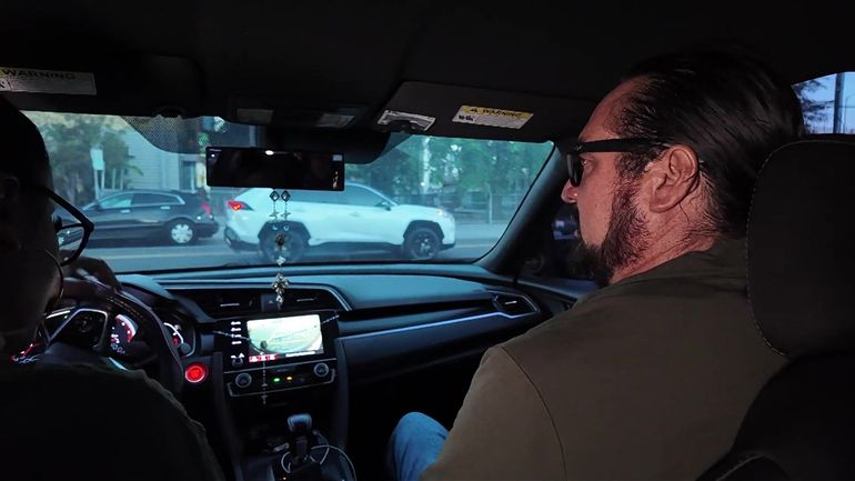 À Los Angeles, des citoyens préviennent la population des raids de la police de l’immigration américaine chère à Donald Trump