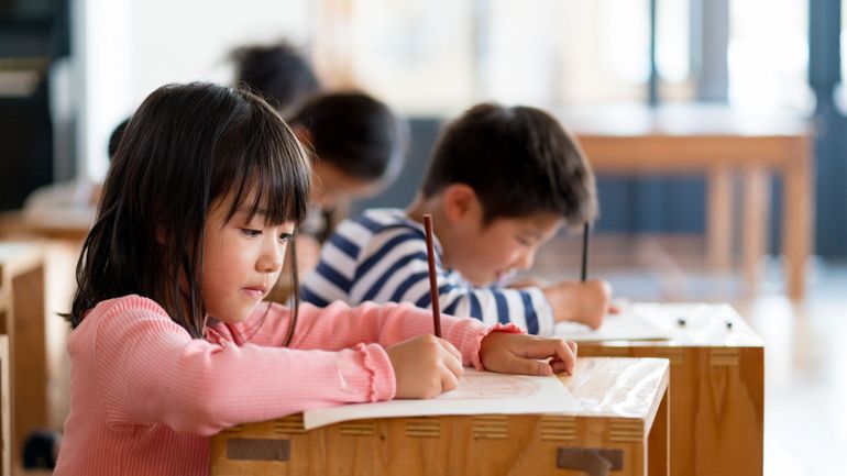 "Ici le monde" - Japon : pour diminuer les suicides et le harcèlement des jeunes, les bulletins scolaires disparaissent