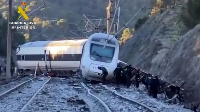 Sur cette image tirée d'une vidéo diffusée le 19 janvier 2026 par la Guardia Civil espagnole, on voit des secouristes sur le site où un train à grande vitesse Iryo a déraillé et a été percuté par un autre train, alors que les opérations de sauvetage se po