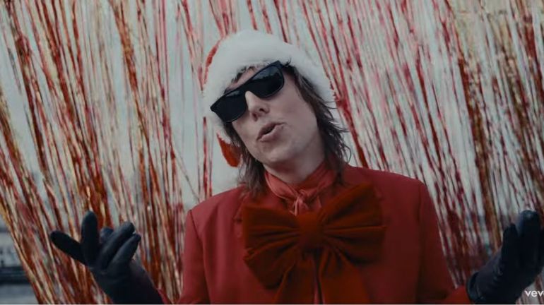 Luke Spiller des Struts revisite "Merry Xmas Everybody" de Slade dans une version mélancolique Luke Spiller des Struts revisite "Merry Xmas Everybody" de Slade dans une version mélancolique