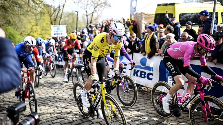 Direct commenté et audio, In Flanders Fields : on approche du Kemmelberg, première accélération de Wout van Aert
