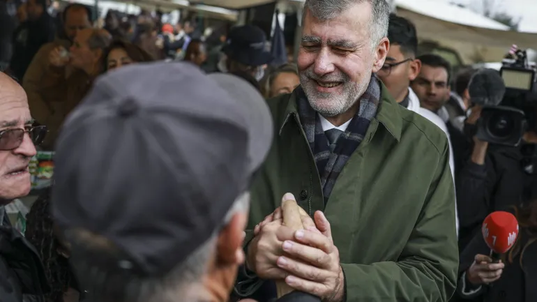 Le candidat indépendant à la présidence portugaise Henrique Gouveia e Melo salue les gens alors qu'il participe à un rassemblement électoral dans la rue au marché Religio à Lisbonne, le 4 janvier 2026, avant les élections présidentielles du 18 janvier au 