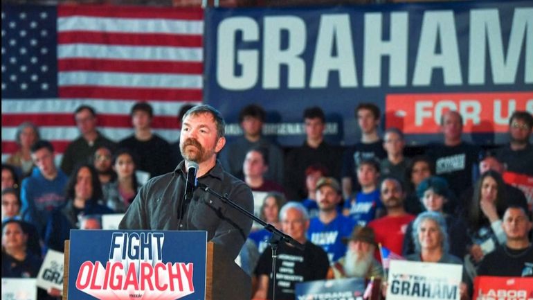 États-Unis : entre sextos et autres scandales, Graham Platner est-il l'étoile montante ou le "trouble-fête" du parti démocrate dans la course au sénat ?