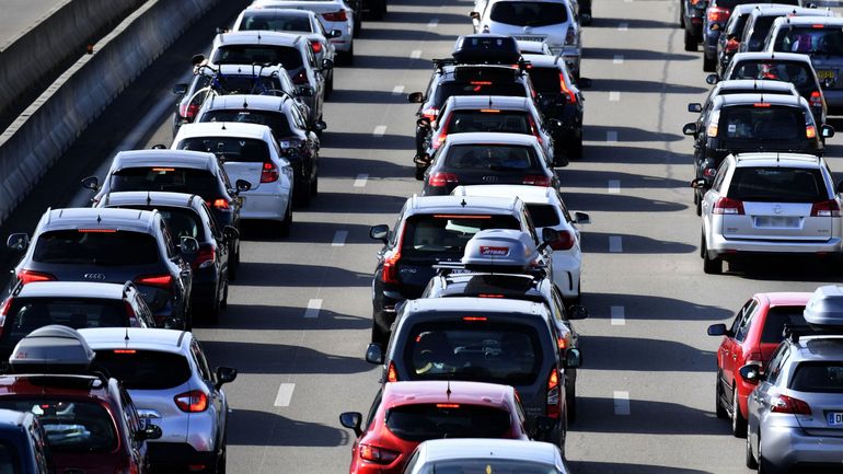 Voitures neuves : pourquoi la Commission européenne renonce-t-elle au "tout-électrique" en 2035 ? Voitures neuves : pourquoi la Commission européenne renonce-t-elle au "tout-électrique" en 2035 ?