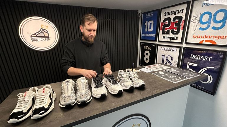 Alexandre a créé un carwash pour chaussures : il nettoie à la main des baskets pour 25 à 120 euros