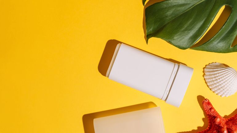 Les cosmétiques en stick : la tendance beauté qui séduit par son côté pratique