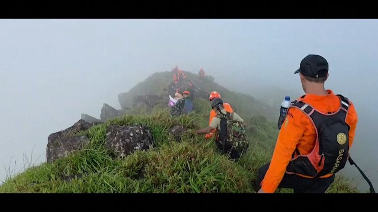Indonésie : les secours localisent des débris d'un petit avion disparu avec 10 personnes à bord
