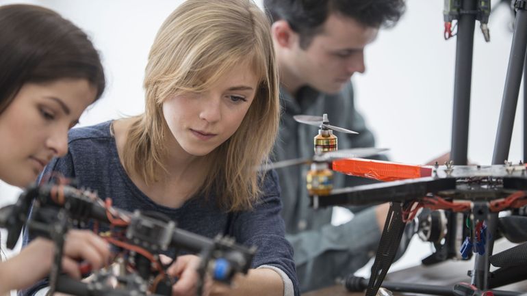 Loin des accusations de sabotage : à Ostende, une école forme les pilotes de drones de demain