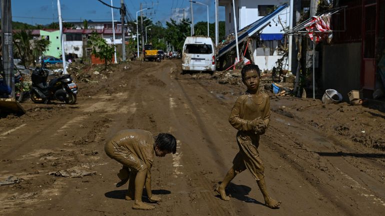 Asie du Sud-Est : le typhon Kalmaegi se dirige vers le Vietnam après avoir ravagé les Philippines et causé au moins 140 décès