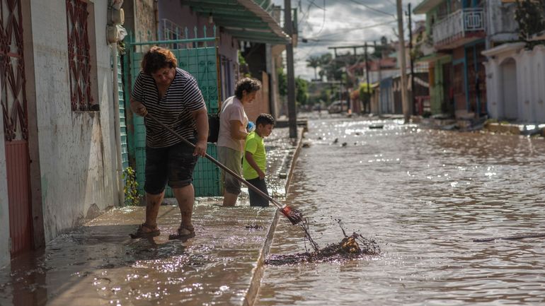 Le bilan des pluies torrentielles au Mexique s'alourdit à 44 morts, les secouristes tentent de rouvrir des routes