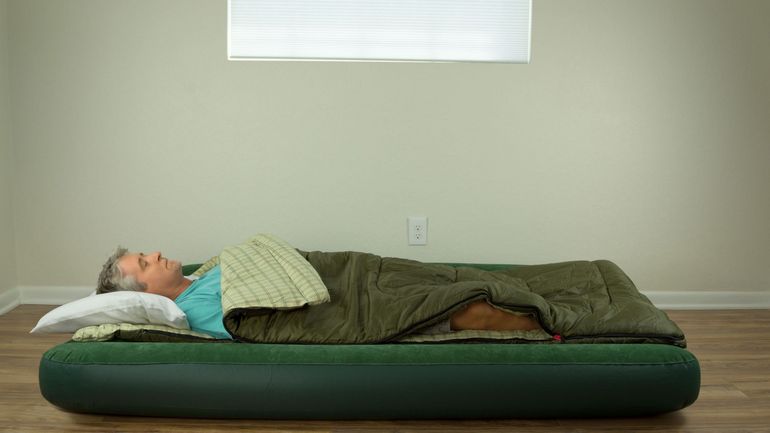 Loger chez une connaissance parce qu'on n'a pas le choix, une tendance en augmentation, ralentie en Belgique par le statut de cohabitant