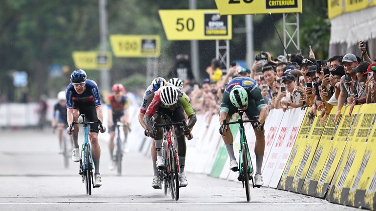 Une affiche royale pour un sprint très banal : Jonathan Milan s’impose au critérium de Singapour, Jasper Philipsen 3e