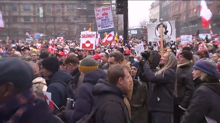 "Ne touchez pas au Groenland": des milliers de manifestants à Copenhague pour dénoncer les ambitions territoriales de Donald Trump