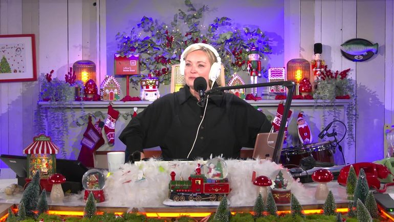 Pour sa dernière nuit dans le cube de Viva for Life, Ophélie, émue, joue les prolongations