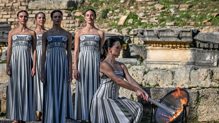 JO d'hiver 2026 : l'allumage traditionnel de la flamme olympique capote mais le relais a bien débuté à Olympie