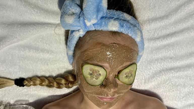 L'enquête des "Pigeons" : salon de beauté dès l'enfance, bulle de bien-être ou pression précoce ?