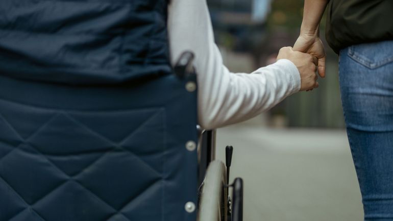 "C'est un sursis" : soulagés, les aidants proches demandent à présent de bénéficier d'un vrai statut social