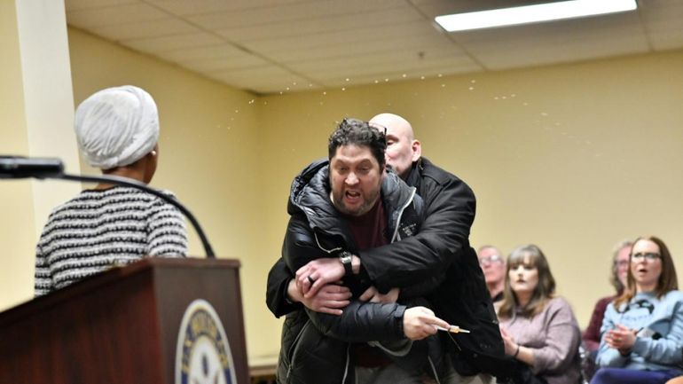 Minneapolis : Trump joue l'apaisement, une élue démocrate prise pour cible