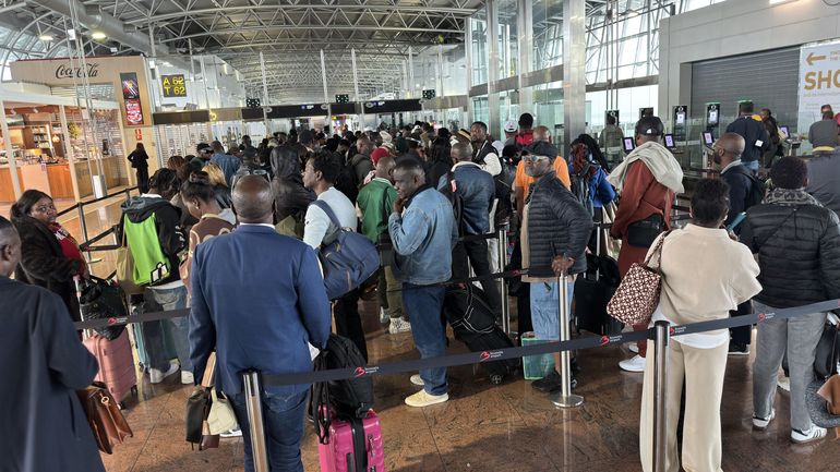 Jusqu'à cinq heures de files d'attente à l'aéroport de Bruxelles la semaine passée suite au contrôle aux frontières pour les passagers non-européens
