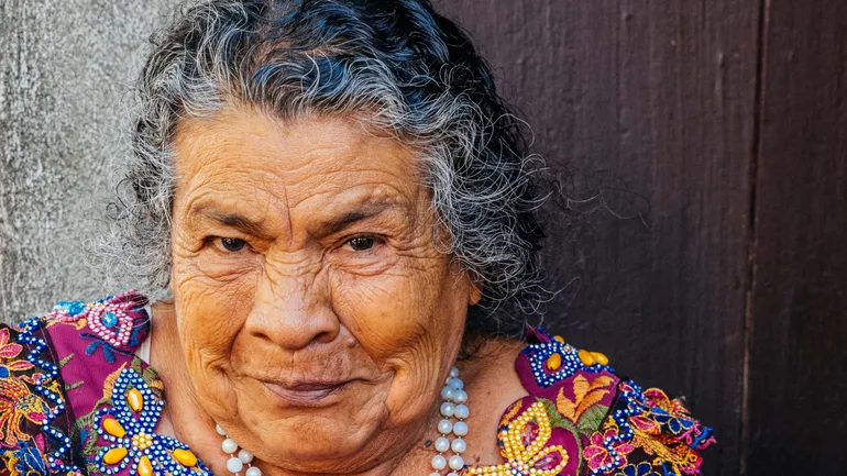 A San Pedro La Laguna, la population est en majorité composée d&#x27;autochtones mayas, comme Magdalena, vendeuse de mangues.