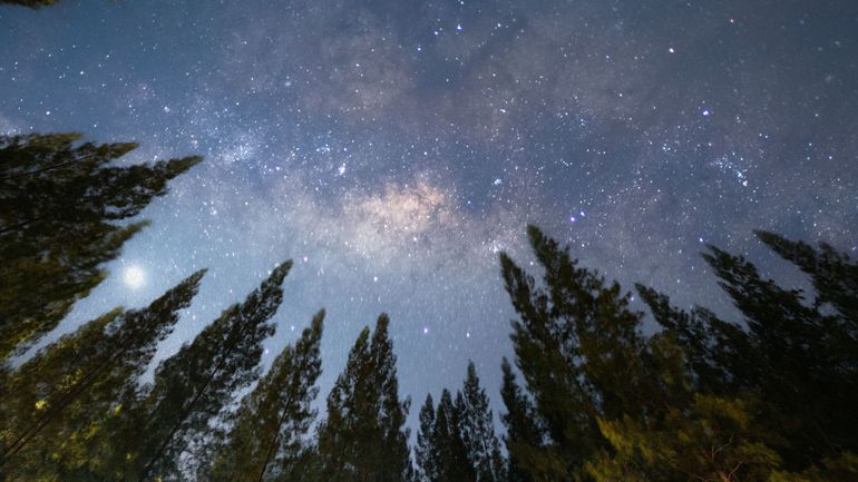 À qui appartient le ciel étoilé ? Qui décide de ce qu'il se passe au-dessus de nos têtes ?