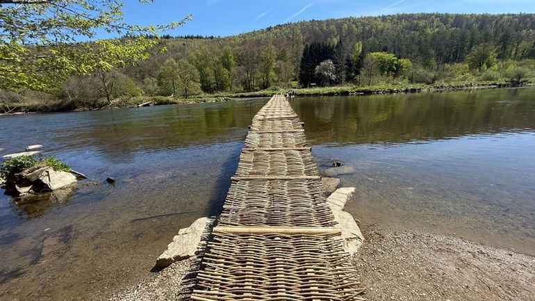 Vresse-sur-Semois : le traditionnel pont de claies retraverse la Semois