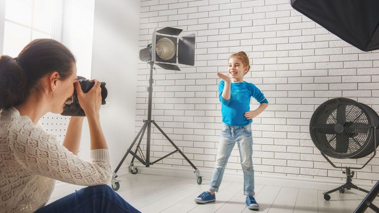 Des prédateurs usurpent l’identité de photographes pour obtenir des photos d’enfants en sous-vêtements