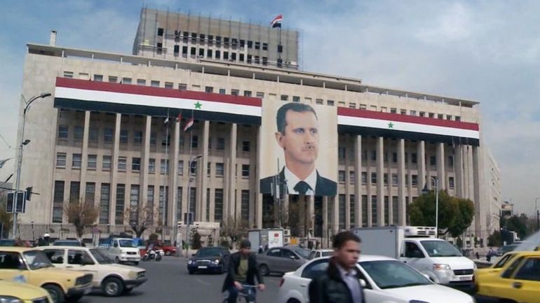 Un an après la chute de Bachar el-Assad : comment le maître du chaos a manipulé l’image de son pouvoir ?