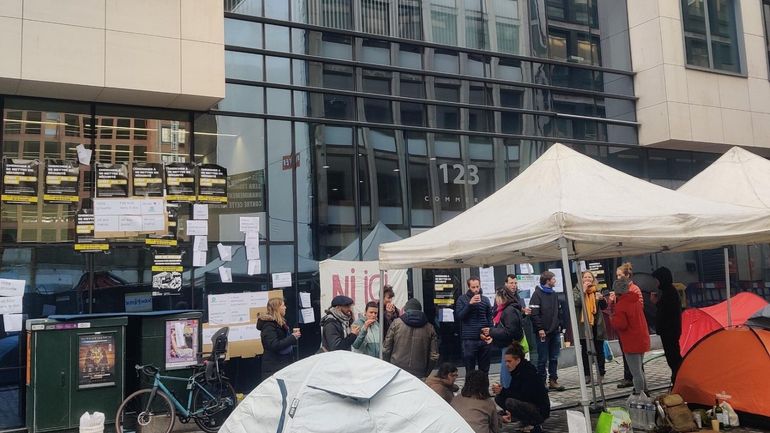 Contre les visites domiciliaires, 30 tentes plantées et une nuit passée devant le siège des Engagés