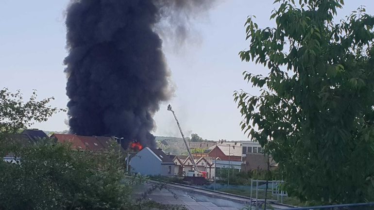 Violent incendie à Tubize : un hélicoptère bombardier d'eau sur place pour éteindre rapidement l'incendie, le feu est contenu