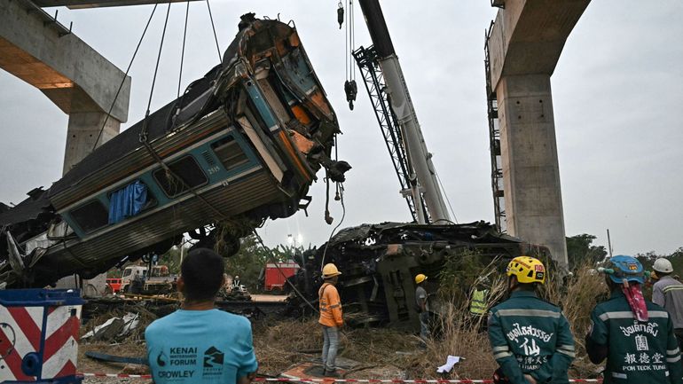 Thaïlande : au moins 32 morts après l'effondrement d'une grue sur un train