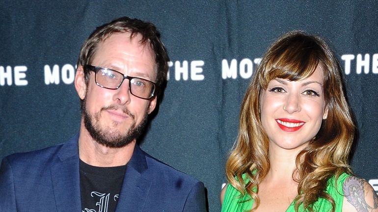 Jillian Lauren demande le divorce du bassiste de Weezer Scott Shriner après 20 ans de mariage