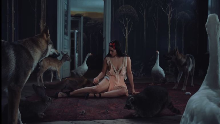 Rétro culturelle 2025 : le retour de l’esthétique gothique dans la culture populaire, de Tim Burton à Rosalía