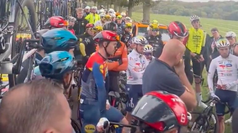 Chaos total au Tour de Hollande ! Plusieurs voitures présentes sur le parcours, la 3e étape définitivement arrêtée