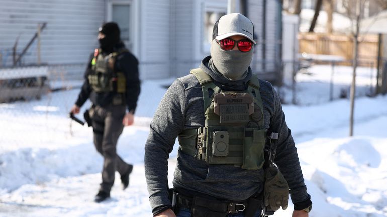 Deux policiers de l'ICE suspendus pour avoir menti sur des tirs visant un immigré à Minneapolis