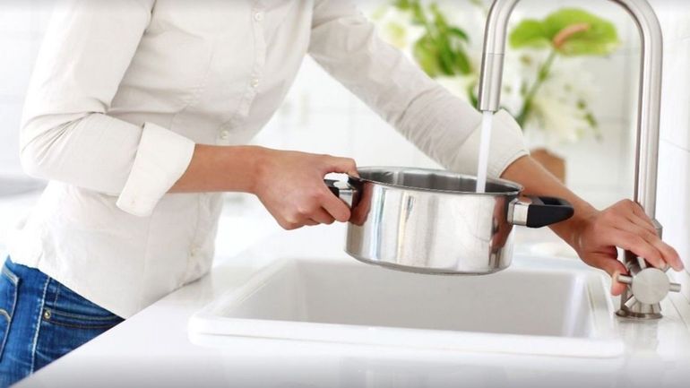 Pourquoi ne faut-il pas boire l’eau chaude du robinet ?