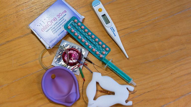 Contraception naturelle : pourquoi de plus en plus de femmes tournent le dos aux hormones