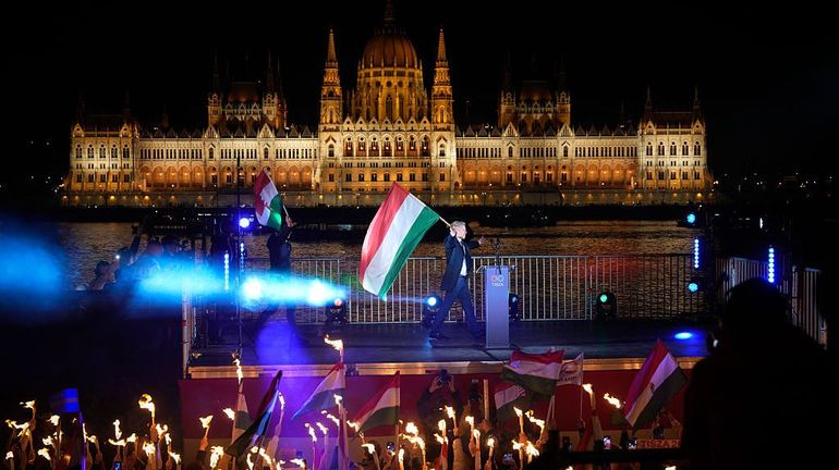 La revue de presse : Viktor Orbán parti, les Européens dansent