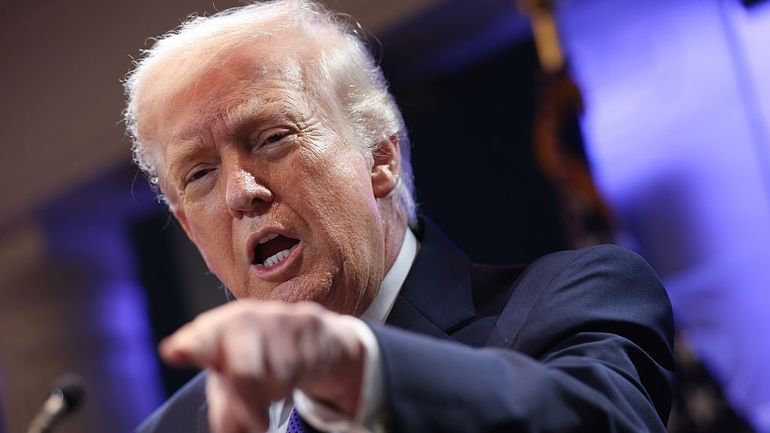 Donald Trump annonce une surtaxe douanière mondiale de 10%