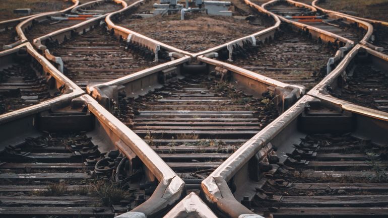 Charleroi : les nouveaux aiguillages promettent moins de pannes, moins de bruit et des trajets plus rapides vers Bruxelles