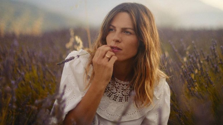 Melody’s Echo Chamber trouve le groove avec “Eyes Closed”