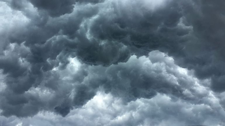 "Faire pleuvoir à tout prix" : des prières à la physique moderne, chronique d’un fantasme climatique "Faire pleuvoir à tout prix" : des prières à la physique moderne, chronique d’un fantasme climatique