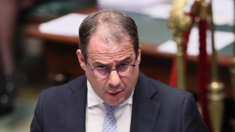 Certaines réformes controversées du droit du travail entreront en vigueur plus tard que prévu