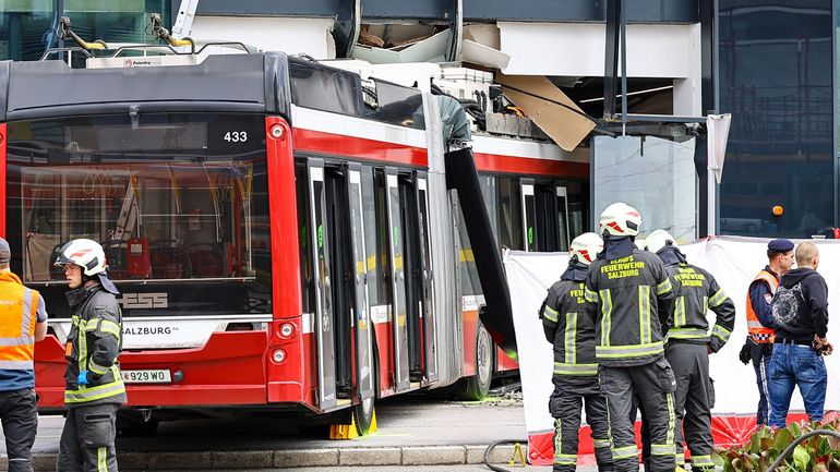 Un trolleybus s'encastre dans un supermarché en Autriche : un mort et des blessés