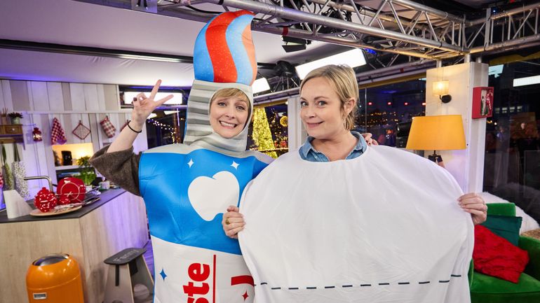 Viva for Life : Fanny et Ophélie improvisent un spot publicitaire déguisées en dentifrice et rouleau de papier toilette