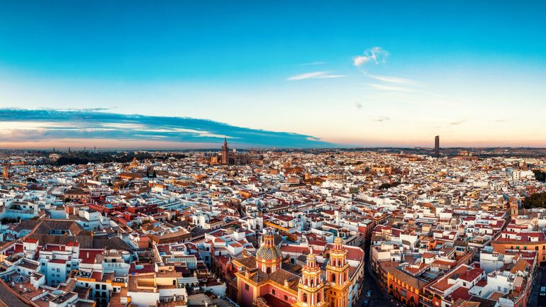 Vie politique en Espagne : la droite et l'extrême droite s'allient en Andalousie, la région la plus peuplée du pays