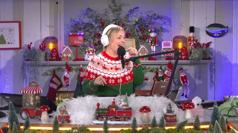 Viva for Life : Ophélie Fontana, hilare, chante du Céline Dion avec un glaçon dans la culotte Viva for Life : Ophélie Fontana, hilare, chante du Céline Dion avec un glaçon dans la culotte